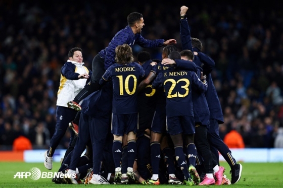 레알 마드리드 선수들이 18일(한국시간) UCL 맨시티와 8강 2차전에서 승부차기 끝에 승리한 뒤 기뻐하고 있다.  /AFPBBNews=뉴스1