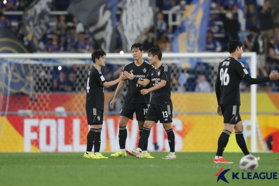 울산 HD 선수들이 지난 17일 울산 문수축구경기장에서 열린 울산 HD 대 요코하마 마리노스의 '2023~24 아시아축구연맹(AFC) 챔피언스리그' 준결승 1차전 홈 경기에서 승리한 뒤 기뻐하고 있다. /사진=한국프로축구연맹 제공