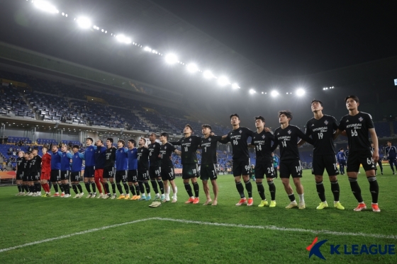 조현우가 지난 17일 울산 문수축구경기장에서 열린 울산 HD 대 요코하마 마리노스의 '2023~24 아시아축구연맹(AFC) 챔피언스리그' 준결승 1차전 홈 경기에서 승리한 뒤 기뻐하고 있다. /사진=한국프로축구연맹 제공