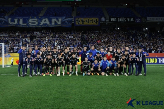 울산 HD 선수들이 지난 17일 울산 문수축구경기장에서 열린 '2023~24 아시아축구연맹(AFC) 챔피언스리그' 준결승 1차전홈 경기에서 승리한 뒤 기념 촬영을 하고 있다. /사진=한국프로축구연맹 제공