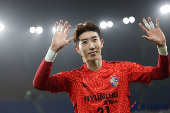 조현우가 지난 17일 울산 문수축구경기장에서 열린 울산 HD 대 요코하마 마리노스의 '2023~24 아시아축구연맹(AFC) 챔피언스리그' 준결승 1차전 홈 경기에서 승리한 뒤 기뻐하고 있다. /사진=한국프로축구연맹 제공