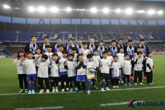 울산 선수들이 지난 17일 울산 문수축구경기장에서 열린 울산 HD 대 요코하마 마리노스의 '2023~24 아시아축구연맹(AFC) 챔피언스리그' 준결승 1차전 홈 경기 전 기념 촬영을 하고 있다. /사진=한국프로축구연맹 제공