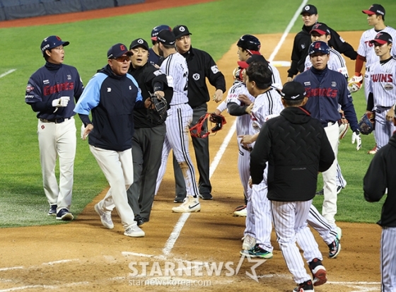 &#039;2024 신한 SOL 뱅크 KBO리그&#039; LG-롯데전이 18일 서울 잠실야구장에서 열렸다.  3회초 종료 후 롯데 황성빈과 LG 켈리가 신경전을 벌이자 양 팀 선수들이 모두 더그아웃을 비우고 그라운드로 쏟아지는 벤치 클리어링이 벌어졌다. /사진=김진경 기자