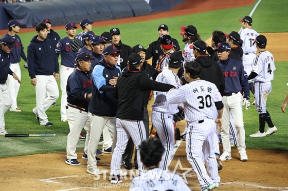 &#039;2024 신한 SOL 뱅크 KBO리그&#039; LG-롯데전이 18일 서울 잠실야구장에서 열렸다.  3회초 종료 후 롯데 황성빈과 LG 켈리가 신경전을 벌이자 양 팀 선수들이 모두 더그아웃을 비우고 그라운드로 쏟아지는 벤치 클리어링이 벌어졌다. /사진=김진경 기자