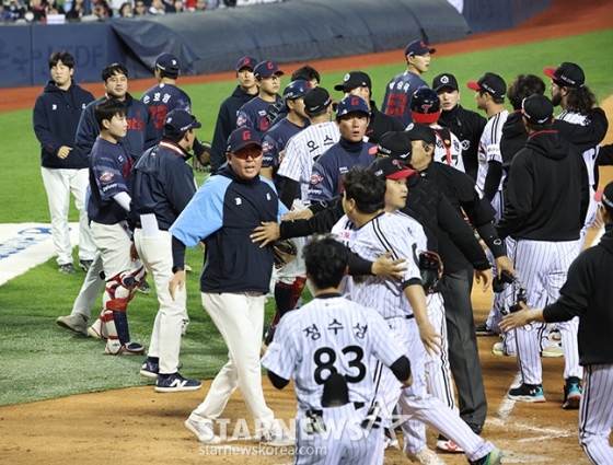&#039;2024 신한 SOL 뱅크 KBO리그&#039; LG-롯데전이 18일 서울 잠실야구장에서 열렸다.  3회초 종료 후 롯데 황성빈과 LG 켈리가 신경전을 벌이자 양 팀 선수들이 모두 더그아웃을 비우고 그라운드로 쏟아지는 벤치 클리어링이 벌어졌다. /사진=김진경 기자