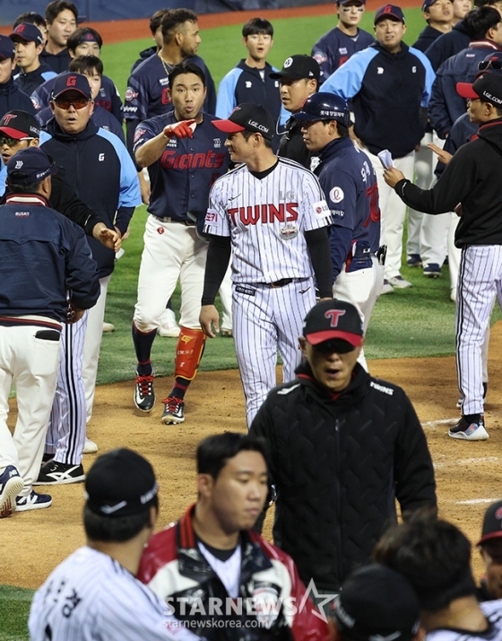 &#039;2024 신한 SOL 뱅크 KBO리그&#039; LG-롯데전이 18일 서울 잠실야구장에서 열렸다.  3회초 종료 후 롯데 황성빈과 LG 켈리가 신경전을 벌이자 양 팀 선수들이 모두 더그아웃을 비우고 그라운드로 쏟아지는 벤치 클리어링이 벌어졌다. /사진=김진경 기자