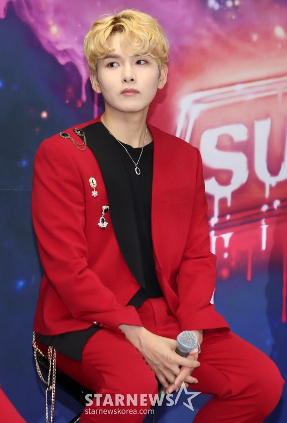  그룹 슈퍼주니어 려욱이 13일 오후 서울 송파구 올림픽공원 KSPO DOME에서 진행된 정규 9집 앨범 발매 및 단독 콘서트 &#039;슈퍼쇼 8&#039; 기자회견에 참석해 질의응답을 하고 있다.