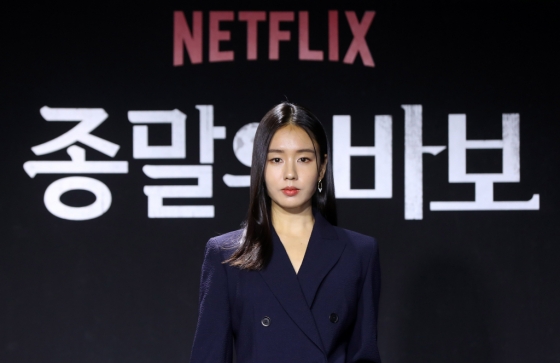[서울=뉴시스] 김혜진 기자 = 배우 안은진이 19일 오후 서울 용산구 몬드리안 서울에서 열린 넷플릭스 &#039;종말의 바보&#039; 제작발표회에서 포즈를 취하고 있다. 2024.04.19. jini@newsis.com /사진=김혜진