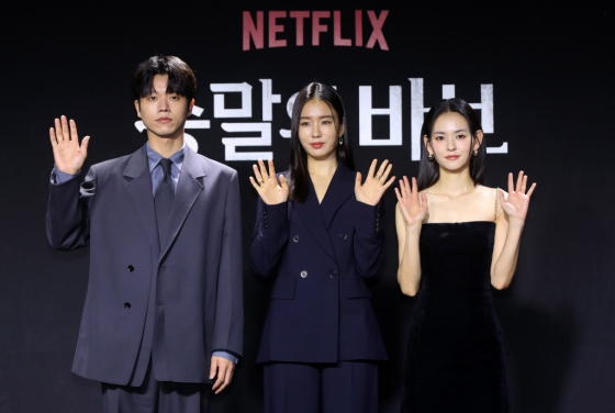 [서울=뉴시스] 김혜진 기자 = 배우 전성우(왼쪽부터), 안은진, 김윤혜가 19일 오후 서울 용산구 몬드리안 서울에서 열린 넷플릭스 &#039;종말의 바보&#039; 제작발표회에서 포즈를 취하고 있다. 2024.04.19. jini@newsis.com /사진=김혜진