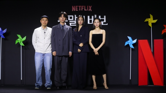 [서울=뉴시스] 김혜진 기자 = 김진민 감독(왼쪽부터),배우 전성우, 안은진, 김윤혜가 19일 오후 서울 용산구 몬드리안 서울에서 열린 넷플릭스 &#039;종말의 바보&#039; 제작발표회에서 포즈를 취하고 있다. 2024.04.19. jini@newsis.com /사진=김혜진