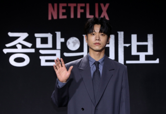 [서울=뉴시스] 김혜진 기자 = 배우 전성우가 19일 오후 서울 용산구 몬드리안 서울에서 열린 넷플릭스 &#039;종말의 바보&#039; 제작발표회에서 포즈를 취하고 있다. 2024.04.19. jini@newsis.com /사진=김혜진