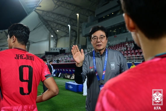 황선홍 감독(가운데). /사진제공=대한축구협회(KFA)
