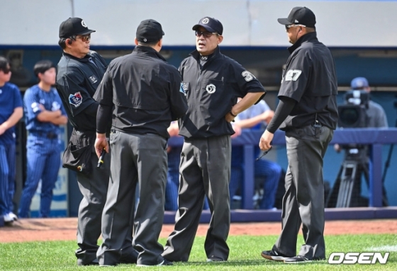 KBO 심판들이 14일 대구 삼성라이온즈파크에서 열린 삼성 라이온즈와 NC 다이노스의 2024 신한 SOL뱅크 KBO리그 경기 3회말 2사 2루에서 나온 ABS 관련 NC 측의 항의에 모여 논의하고 있다.