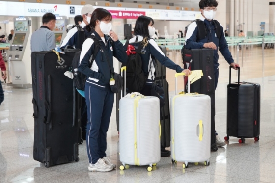 대한민국 양궁 국가대표팀 선수들이 20일 출국을 위해 기다리고 있다. /사진=대한양궁협회
