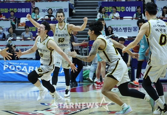 2023~2024 프로농구 4강 플레이오프 3차전 수원 KT 대 창원 LG전이 20일 오후 수원 KT소닉붐 아레나에서 열렸다. LG 윤원상이 4쿼터에 버저비터를 성공시키며 역전승을 한 후 포효하고 있다. /사진=김진경 기자