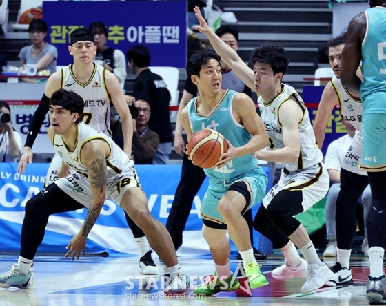 2023~2024 프로농구 4강 플레이오프 3차전 수원 KT 대 창원 LG전이 20일 오후 수원 KT소닉붐 아레나에서 열렸다. KT 허훈이 LG 수비를 뚫고 패스할 곳을 찾고 있다. /사진=김진경 기자