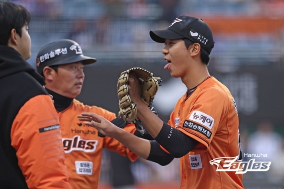 한화 이글스 황준서(오른쪽)가 20일 삼성 라이온즈전 선발 등판해 이닝을 마치고 혀를 내두르며 더그아웃으로 향하고 있다. /사진=한화 이글스