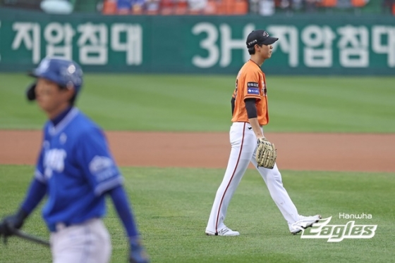 한화 이글스 황준서(오른쪽)가 20일 삼성 라이온즈전 선발 등판해 1회초를 마치고 더그아웃으로 향하고 있다. /사진=한화 이글스