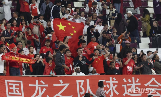 지난 1월 22일(현지시각) 카타르 도하 칼리파 인터네셔널 경기장에서 열린 아시아축구연맹(AFC) 2023 카타르 아시안컵 A조 조별예선 3차전 카타르 대 중국의 경기에서 중국 응원단이 야유를 보내고 있다. /사진=뉴시스