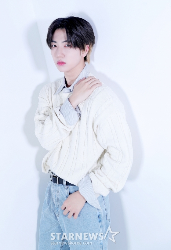 그룹 크래비티(CRAVITY) 원진이 서울 종로구 스타뉴스 사옥에서 진행된 &#039;2022 아시아 아티스트 어워즈 인 재팬&#039;(2022 Asia Artist Awards In Japen, 이하 2022 AAA) 수상 인터뷰에 앞서 포즈를 취하고 있다.  크래비티는 지난해 12월 13일에 열린 &#039;2022 AAA&#039;에서 AAA 이모티브상을 수상했다.   크래비티는 데뷔 초 &#039;Break all the Rules&#039;, &#039;Flame&#039;, &#039;My Turn&#039;,