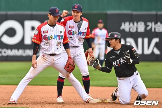 롯데 자이언츠와 KT 위즈가 21일 부산 사직야구장에서 2024 신한 SOL 뱅크 KBO 리그 더블헤더를 치른다. 롯데 최항(가운데)이 8회초 무사 1루 상황에서 KT 김상수의 유격수 땅볼 때 1루주자 조용호를 포스 아웃시킨 뒤 주먹을 불끈 쥐며 기뻐하고 있다.