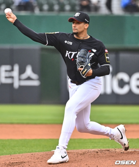 롯데 자이언츠와 KT 위즈가 21일 부산 사직야구장에서 2024 신한 SOL 뱅크 KBO 리그 더블헤더를 치른다. KT 선발 쿠에바스가 역투하고 있다. 