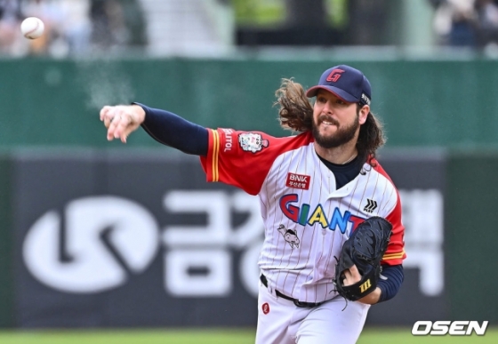 롯데 자이언츠와 KT 위즈가 21일 부산 사직야구장에서 2024 신한 SOL 뱅크 KBO 리그 더블헤더를 치른다. 롯데 선발 윌커슨이 역투하고 있다.