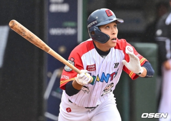 롯데 자이언츠와 KT 위즈가 21일 부산 사직야구장에서 2024 신한 SOL 뱅크 KBO 리그 더블헤더를 치른다. 황성빈이 1차전에서 1회 솔로포를 친 뒤 타구를 응시하고 있다.