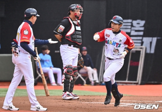 롯데 자이언츠와 KT 위즈가 21일 부산 사직야구장에서 2024 신한 SOL 뱅크 KBO 리그 더블헤더를 치른다. 황성빈(오른쪽)이 1회 솔로 홈런을 친 뒤 홈으로 들어오고 있다.