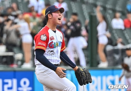 롯데 자이언츠와 KT 위즈가 21일 부산 사직야구장에서 2024 신한 SOL 뱅크 KBO 리그 더블헤더를 치른다. 전미르가 7회초 2사 만루 상황서 폭투를 범한 뒤 아쉬워하고 있다.