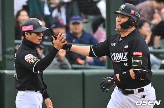 롯데 자이언츠와 KT 위즈가 21일 부산 사직야구장에서 2024 신한 SOL 뱅크 KBO 리그 더블헤더를 치른다. 장성우(오른쪽)가 7회 만루홈런을 친 뒤 세리머니를 펼치고 있다.