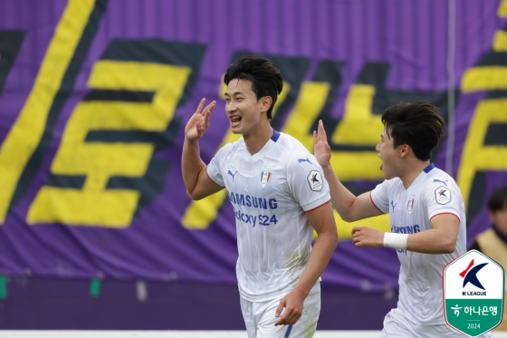 김현(왼쪽)이 득점 후 활짝 웃고 있다. /사진제공=한국프로축구연맹