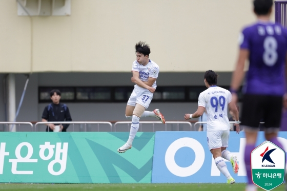 선제골 득점 후 김주찬(왼쪽). /사진제공=한국프로축구연맹