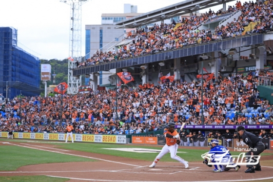  21일 대전 한화생명이글스파크에서 열린 한화 이글스와 삼성 라이온즈의 2024 신한 SOL뱅크 KBO리그 경기에 경기장을 가득 메운 한화 팬들. /사진=한화 이글스