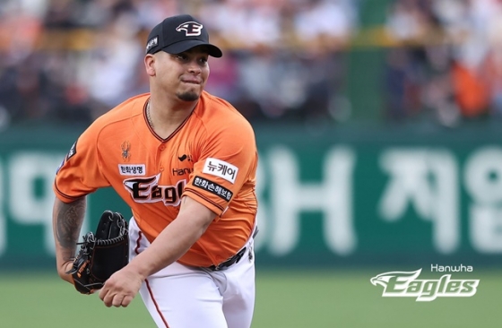  한화 이글스 리카르도 산체스가 21일 대전 한화생명이글스파크에서 열린 삼성 라이온즈의 2024 신한 SOL뱅크 KBO리그 홈경기에 선발 등판해 투구하고 있다. /사진=한화 이글스