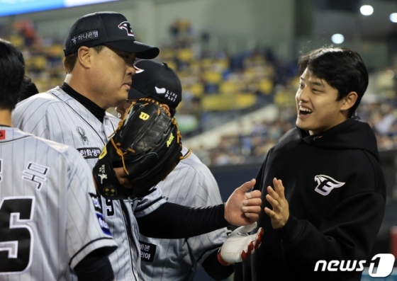 류현진(왼쪽)과 문동주. /사진=뉴스1