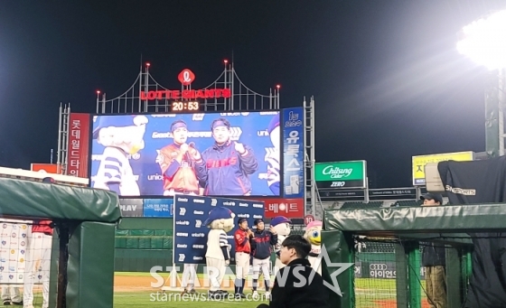 황성빈이 21일 KT 위즈와 더블헤더 2차전을 마친 뒤 롯데 팬들 앞에서 수훈선수 인터뷰에 임하고 있다. /사진=김우종 기자