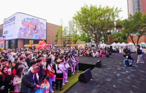 중국 소비자들이 공사가 개최한 '청두 K-pop 한류팬 페스티벌'의 무대공연을 관람하며 한국에 대한 큰 관심을 보였다.