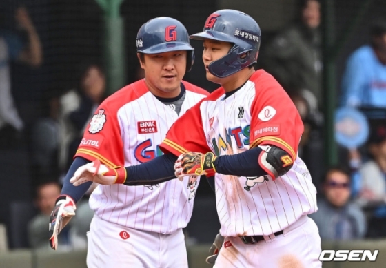 롯데 손호영(오른쪽)이 21일 사직 KT전 더블헤더 1차전에서 7회 말 3점 홈런을 터트린 후 하이파이브를 하고 있다. 