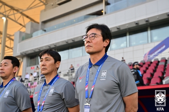 황선홍(오른쪽) 감독. /사진제공=대한축구협회(KFA)