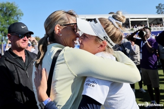 우승 후 어머니와 포옹하는 코다(오른쪽). /AFPBBNews=뉴스1