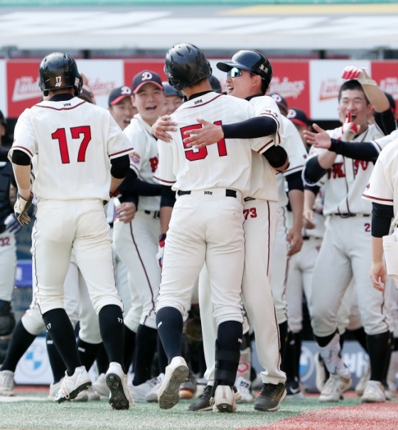 덕수고 선수단이 22일 인천SSG랜더스필드에서 열린 2024 이마트배 전국고교야구대회 결승전에서 득점 후 기뻐하고 있다. /사진=SSG 랜더스