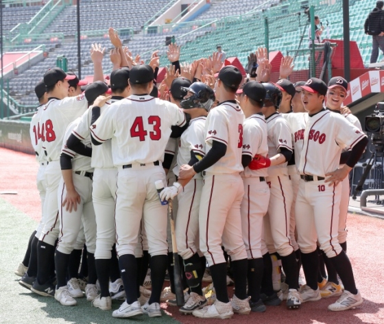 덕수고 선수단이 22일 인천SSG랜더스필드에서 열린 2024 이마트배 전국고교야구대회 결승전에서 파이팅을 외치고 있다. /사진=SSG 랜더스