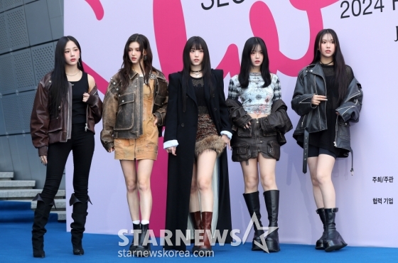 [서울=뉴시스] 김혜진 기자 = 그룹 뉴진스가 1일 오후 서울 중구 동대문디자인플라자(DDP)에서 열린 2024 F/W 서울패션위크(SFW) 오프닝쇼 참석에 앞서 포즈를 취하고 있다. 2024.02.01. jini@newsis.com /사진=김혜진