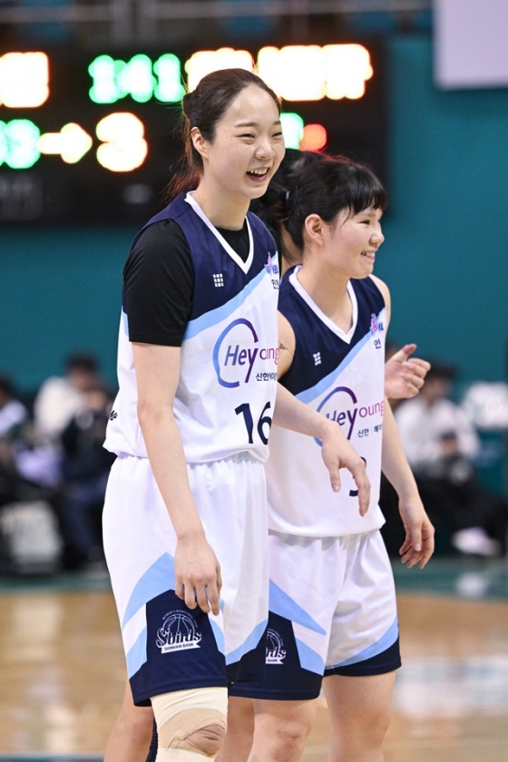 이하은(왼쪽)과 이혜미. /사진=WKBL 제공