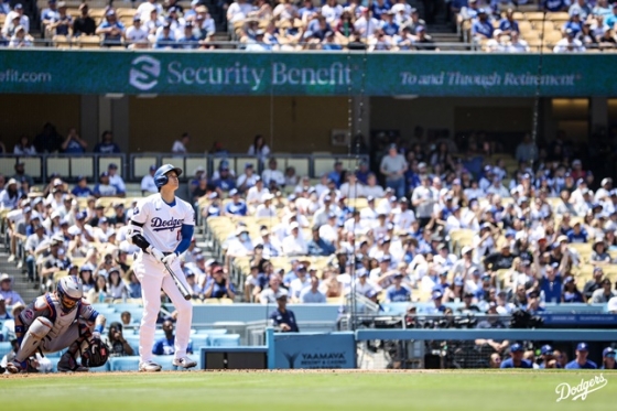 오타니 쇼헤이가 22일(한국시간) 뉴욕 메츠전에서 3회 2점 홈런을 터트리고 타구를 응시하고 있다. /사진=LA 다저스 공식 SNS