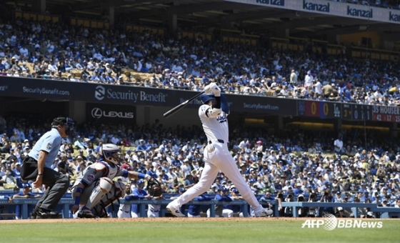 오타니 쇼헤이가 22일(한국시간) 뉴욕 메츠전에서 3회 2점 홈런을 터트리고 타구를 응시하고 있다. /AFPBBNews=뉴스1