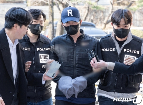 오재원(왼쪽에서 세 번째)이 지난 3월 21일 마약 투약 혐의에 대한 영장실질심사를 위해 서울중앙지방법원에 출석하고 있다. /사진=뉴스1