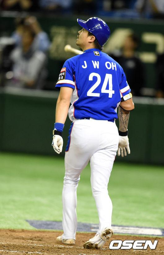 오재원이 2015년 프리미어12 일본과 결승전에서 9회말 역전 후 외야 큰 타구를 날린 뒤 배트를 던지고 홈런을 직감하고 있다.