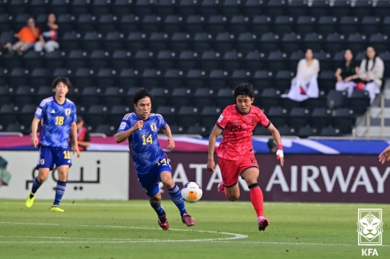 김동진(가중 오른쪽) 볼을 향해 달려가고 있다. /사진=대한축구협회 제공